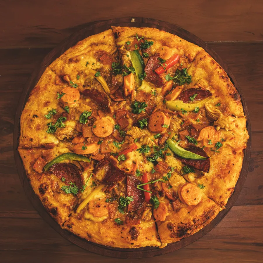 Pizza especial sobre la mesa, foto original