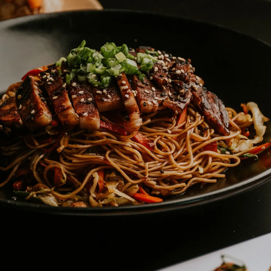 Yakisoba con cerdo, foto original en el restaurante
