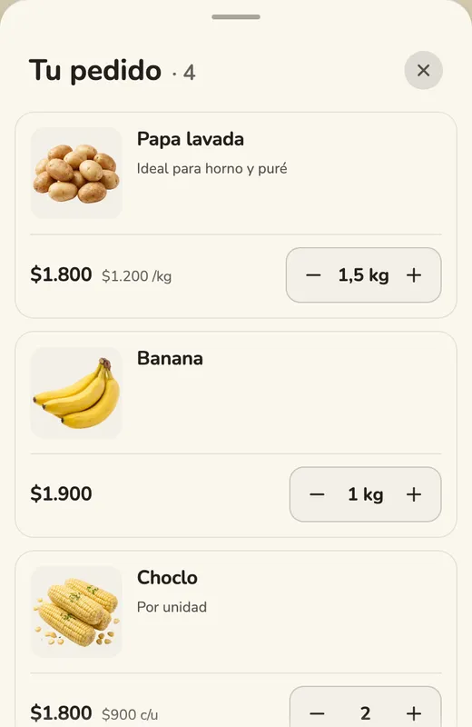El carrito del cliente: 1,5&nbsp;kg de papa lavada por $1.800 con $1.200 /kg al lado, 1&nbsp;kg de banana por $1.900 y 2 choclos a $900 cada uno.