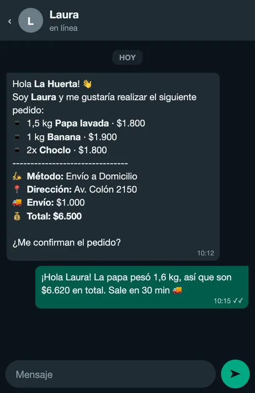 Un pedido que llega por WhatsApp: 1,5 kg de papa lavada, 1 kg de banana y 2 choclos, con el total. Debajo, el negocio responde que la papa pesó 1,6 kg y confirma el nuevo total.